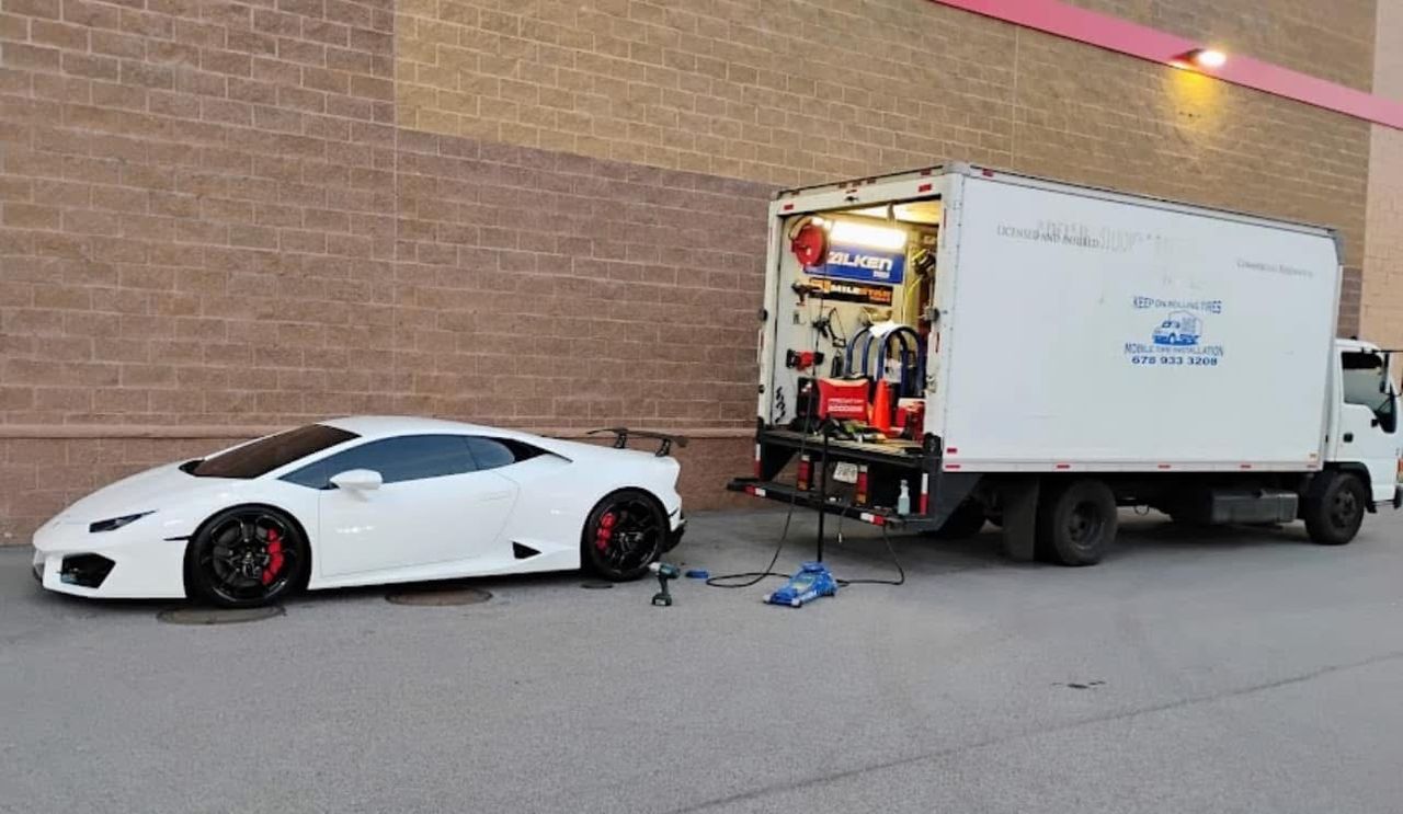 Mobile tire service on a Lamborghini Huracán